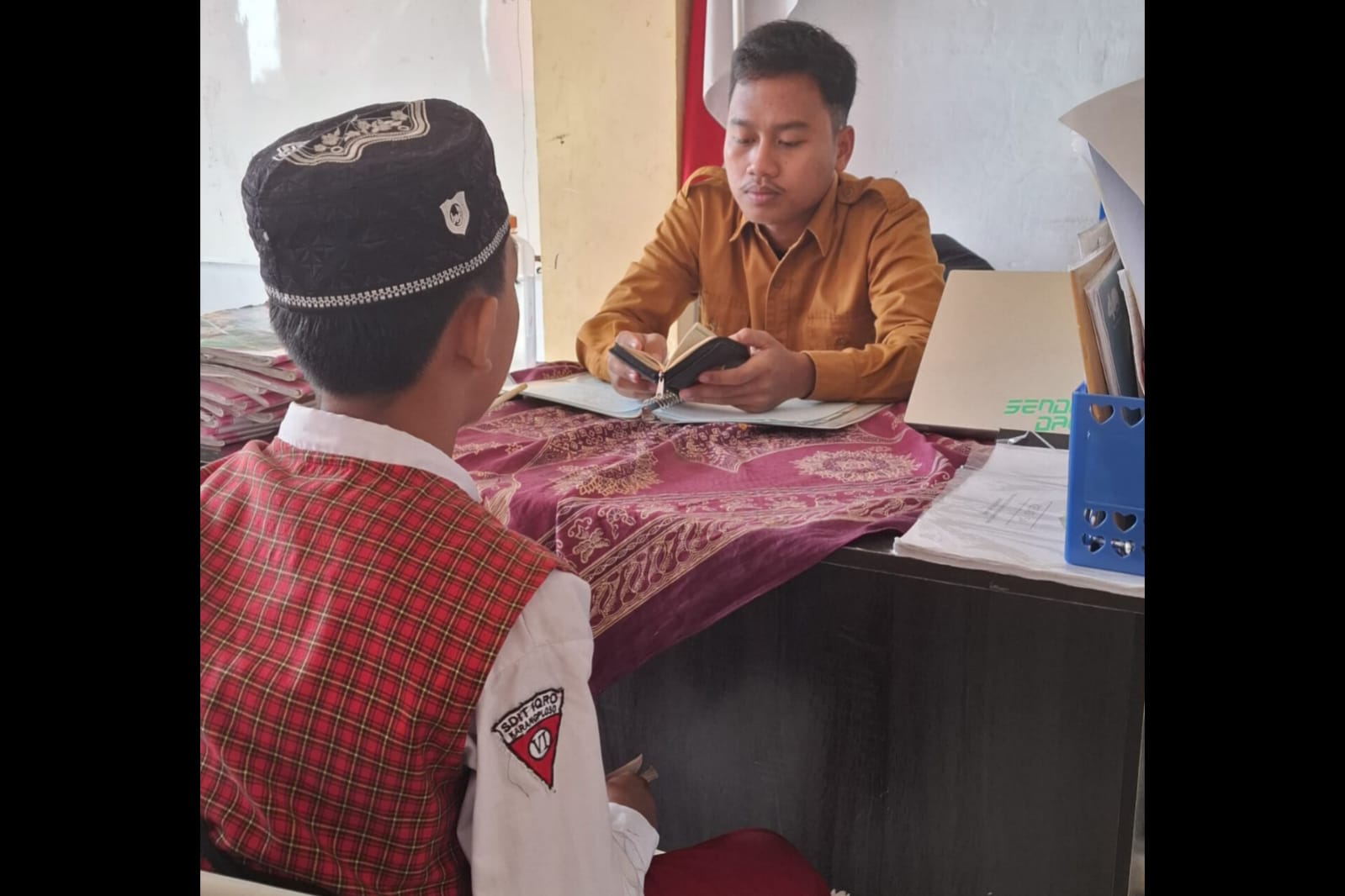 FOKUS: Siswa SDIT IQRO Bina Umat serius menjalani ujian Tahfidz dan Bilqolam.