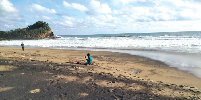 SEDIKIT PERBAIKAN: Pantai Wonogoro di Desa Tumpakrejo, Gedangan dibuka kembali mulai hari Minggu (22/12). Sebelumnya, pada akhir November lalu pantai itu diterjang banjir