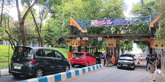 SISTEM BARU: Barrier gate di Bendungan Lahor bakal menerapkan sistem pembayaran secara elektronik mulai besok (25/12).