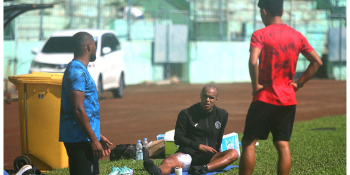 BELUM KOMPLET: Wiliam Marcilio (tengah) mendapat perawatan seusai menjalani pemulihan di Stadion Gajayana, kemarin.