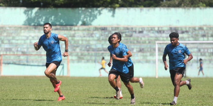 JAGA PERFORMA: Dari kiri, Julian Guevara, Hamzah Titofani, dan Rifad Marasabessy melakukan sprint dalam sesi latihan di Stadion Gajayana, kemarin