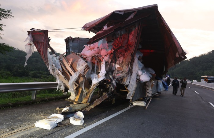 RINGSEK: Bagian belakang truk pengangkut pakan ternak hancur setelah gagal menanjak dan dihantam bus Tirto Agung.
