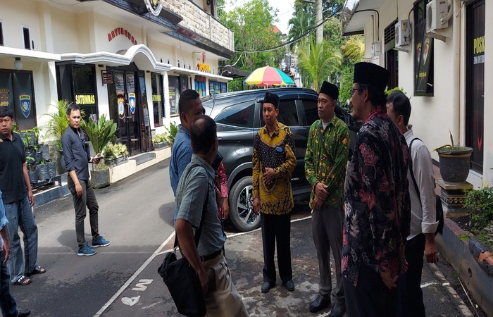 MEDIASI BUNTU: Moh. Subhan Zunaidi (mengenakan batik hijau) datang ke Mapolres Malang untuk melakukan mediasi dengan orang tua murid yang melaporkan kasus penganiayaan kemarin.