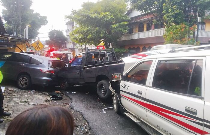 KRMBO: Tiga mobil terlibat kecelakaan di Jalan Brigjen Slamet Riadi kemarin pagi (23/12).