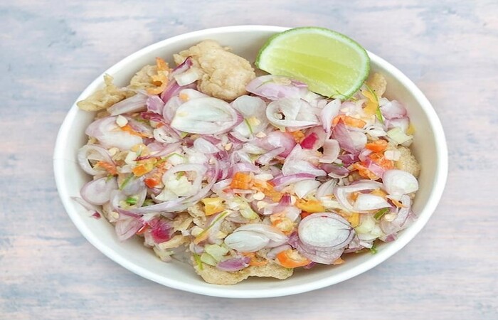 Sajian makanan sambal matah