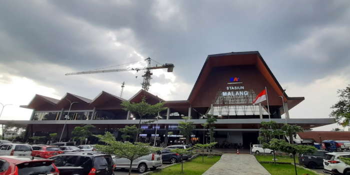 mengulas tujuh stasiun kereta api di Malang (source: google maps review/@stasiun kota malang)