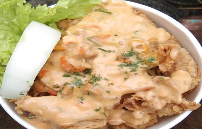 Sajian makanan salted egg
