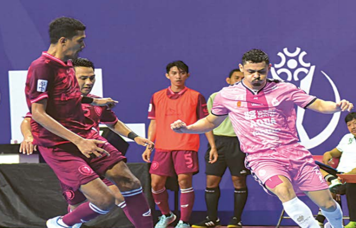 ON FIRE: Wellington Pereira (kanan) mencoba melewati hadangan penggawa Moncongbulo FC di GOR Bung Karno, Sukoharjo, 22 Desember lalu.