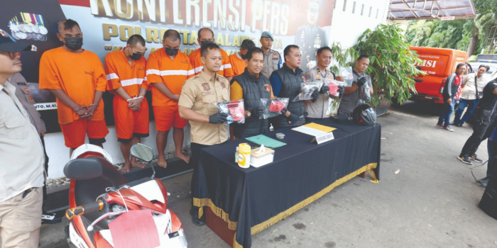 MERESAHKAN WARGA: Kelima pelaku curanmor dipamerkan polisi ke awak media kemarin (24/12) siang.