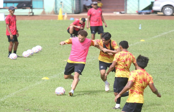 FOKUS: Pablo liveira (kiri) mendapatkan pengawalan ketat Anwar Rifai dalam sesi latihan tactical di Stadion Gajayana, kemarin.