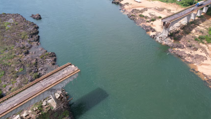 Tampilan drone menunjukkan jembatan runtuh antara Aguiarnopolis dan Estreito, Brasil, (Foto: REUTERS/Mauricio Marinho)
