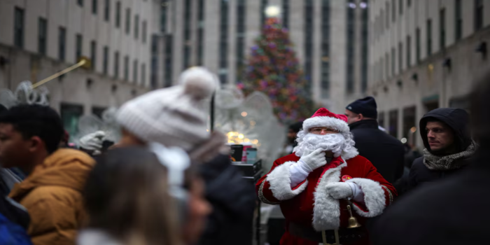 Sinterklas berdiri di depan Pohon Natal Rockefeller Center di Manhattan (Foto: REUTERS/Marko Djurica)