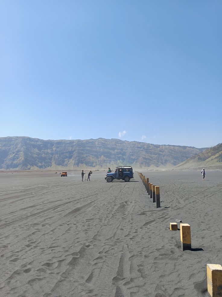 MELANGGAR REGULASI: Daerah Lautan Pasir Gunung Bromo lagi-lagi dimasuki oleh oknum yang tidak bertanggung jawab dengan mobil pribadinya pada Selasa (24/12).