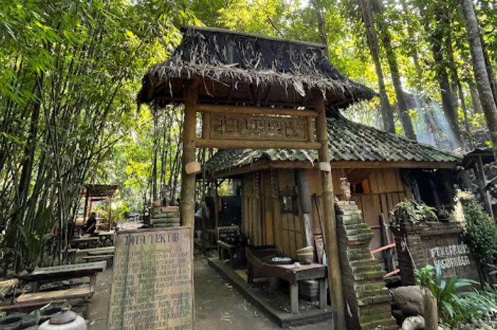 Tomboan Nganggowo membawa pengunjung merasakan jamuan sederhana ala Jawa (Google Maps Tomboan Nganggowo).