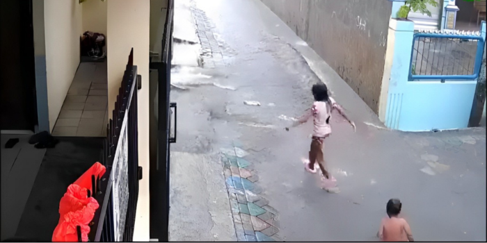 Rekaman CCTV detik-detik balita terbawa arus selokan (X @4213f3)