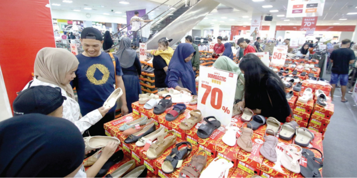 PANEN PENGUNJUNG: Masyarakat menghabiskan waktu libur panjang Nataru dengan mengunjungi mal kemarin siang.