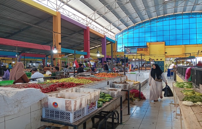 SUDAH BER-SNI: Semua dagangan di Pasar Tumpang rutin dipantau lewat inspeksi mendadak (sidak). Itu dilakukan untuk memastikan keamanan semua bahan pokok.