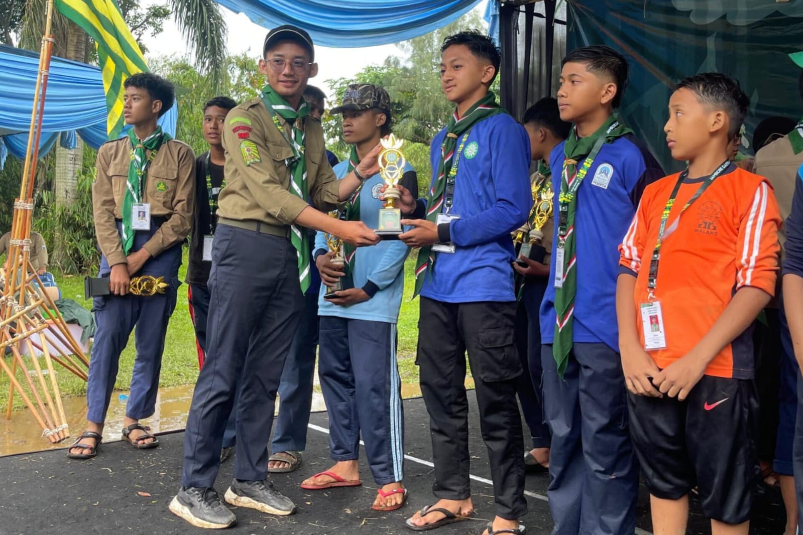 PRESTASI GEMILANG: Panitia Jambore Daerah Hizbul Wathan 2024 menyerahkan piala untuk perwakilan Qobilah MATSAMUTU.