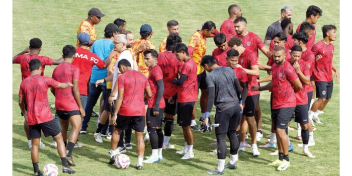 DIUNTUNGKAN PEFORMA LAWAN: Para pemain Arema FC berdoa bersama sebelum melakukan uji coba lapangan di Stadion Haji gus Salim, Padang, kemarin.
