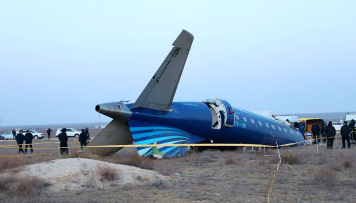 Reruntuhan pesawat penumpang Azerbaijan Airlines di kota Aktau, Kazakhstan (Foto: REUTERS)