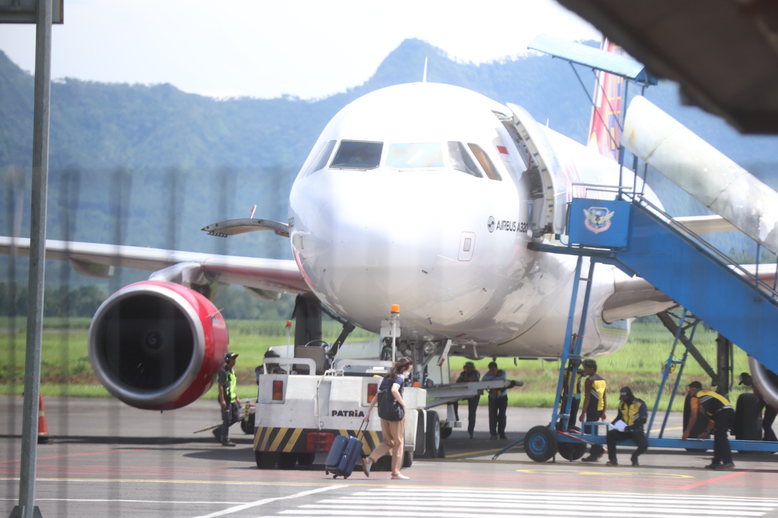 BELUM ADA EXTRA FLIGHT: Calon penumpang bersiap menaiki pesawat terbang di Bandara Abdulrachman Saleh kemarin (27/12).