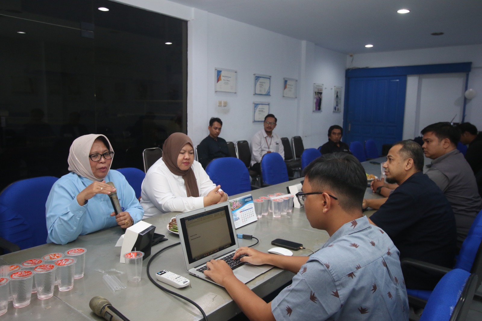 PERAN KAMPUS: Rektor  Universitas Merdeka Malang  Dr prihat Assih SE MSi Ak  CSRS (kiri) dan Wakil Rektor  III Unmer Dr Ana Mariani SSos  MSi mengupas kecenderungan  perilaku Gen Z di hadapan  Forum.