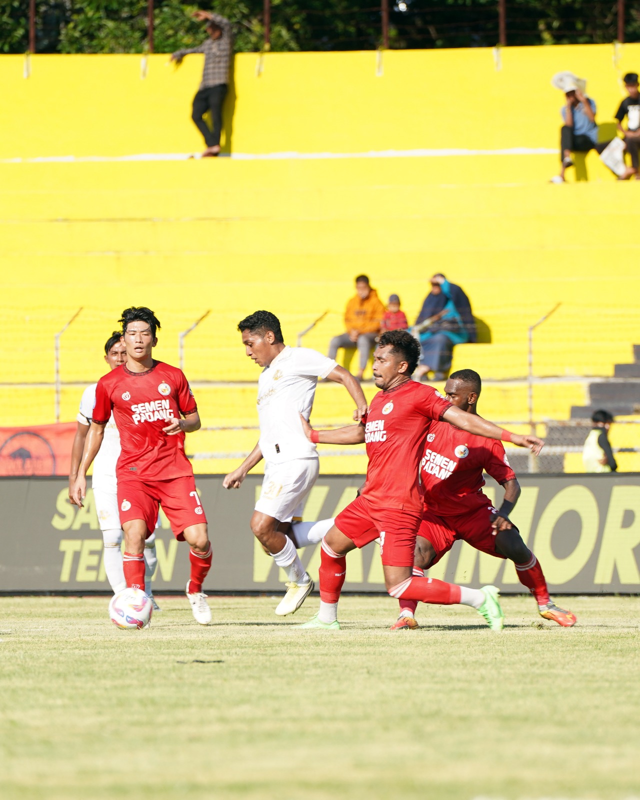 HAPPY ENDING: Salim Tuharea dikawal  tiga penggawa Semen padang, kemarin sore. Dia mencatatkan satu  gol dan satu assist di laga pengujung  paro pertama tersebut.