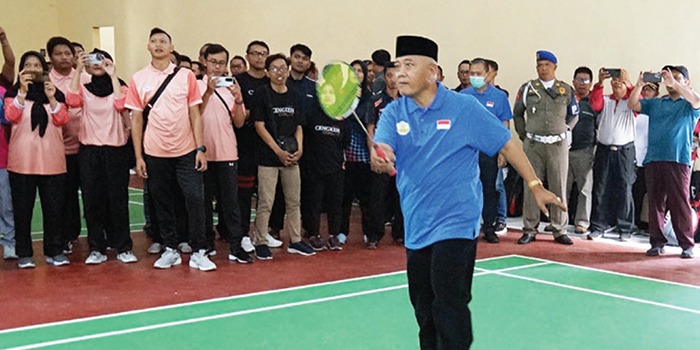 SIMBOLIS: Bupati Malang H M. Sanusi bermain bulutangkis sebagai simbol dibukanya turnamen Korpri Cup 2024 di Gedung Sasana Bhakti Praja Korpri Kabupaten Malang, Kepanjen, kemarin (27/12).