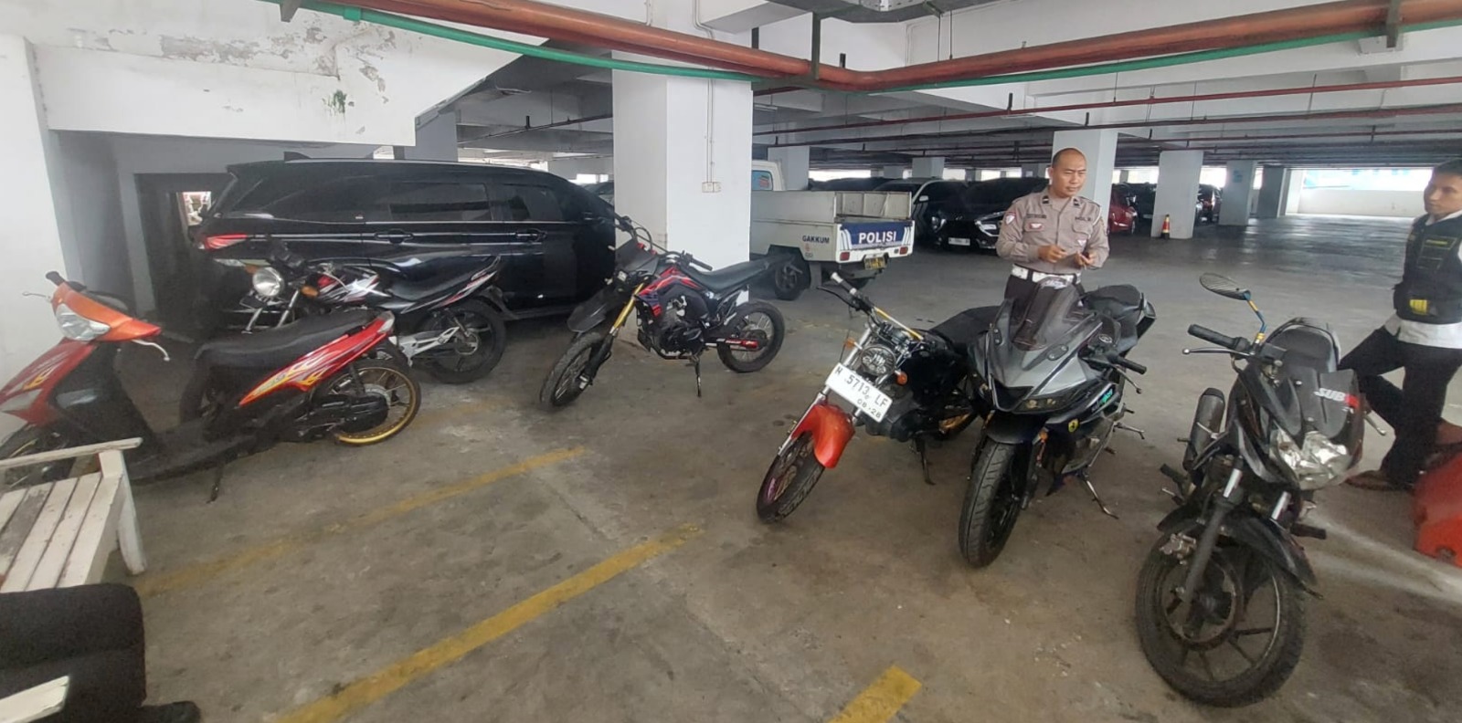 YANG KESEKIAN: Sejumlah motor yang diduga ambil bagian dalam balap liar diamankan di parkiran gedung MCC dini hari kemarin. SATLANTAS POLRESTA MALANG KOTA FOR RADAR MALANG