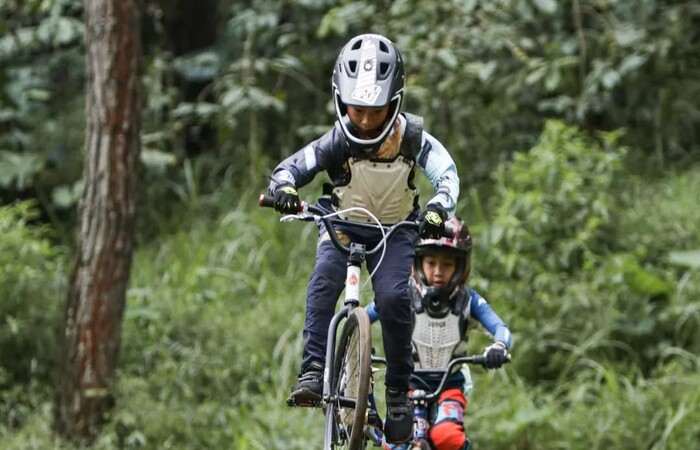 TINGKATKAN PERFORMA: Atlet Balap Sepeda Kota Batu Dewa Shaka berlatih di Sirkuit BMX Mbah Patok, Songgoriti, Batu, pekan lalu.