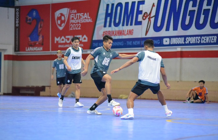 BELUM PUAS : Andre Dwi (kiri) berusaha melewati rekannya dalam sesi latihan individu di Unggul Sport Center, Jumat lalu (27/12).