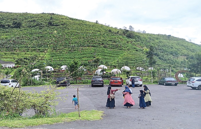 TERHAMBAT CUACA: Para wisatawan menikmati keindahan di Lembah Indah Malang, Desa Balesari, Kecamatan Ngajum