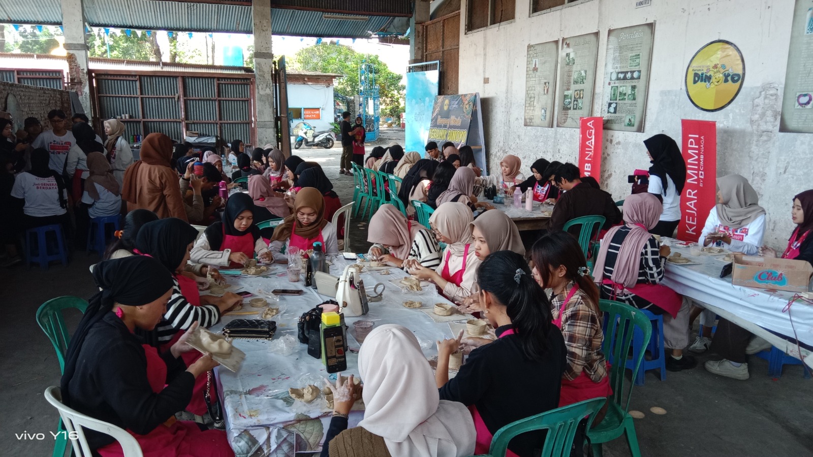 JUJUKAN: Sejumlah rombongan  wisatawan mengikuti kelas di Kampung Keramik Dinoyo, beberapa  waktu lalu.