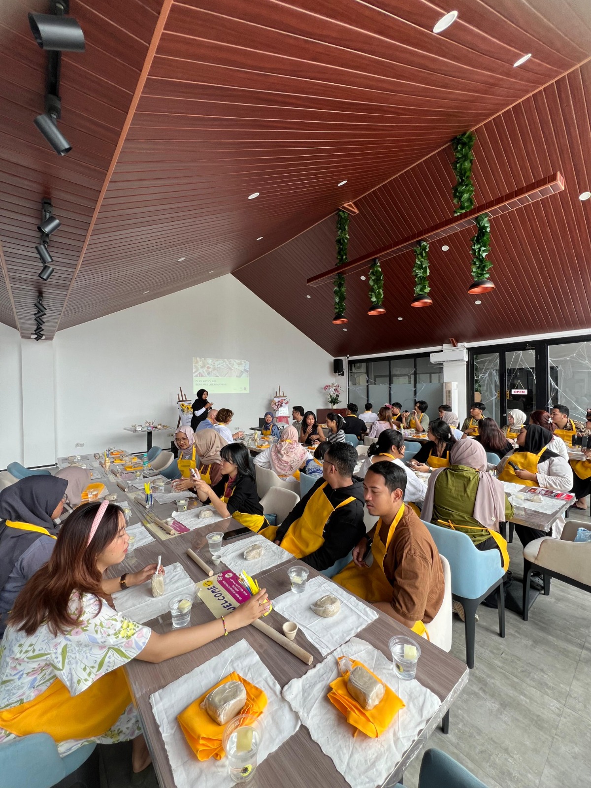 KOLABORASI: Puluhan orang mengikuti pelatihan membuat keramik yang digelar Lokakaryans di salah satu kafe, beberapa waktu lalu.