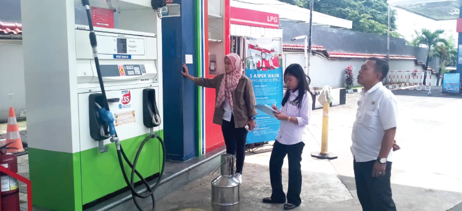 CEK ULANG: Petugas UPT Metrologi Legal Diskopindag Kota Malang  mengecek pompa ukur BBM di SPBU Pertamina Gadang.