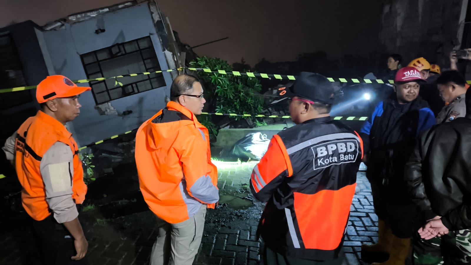 PJ Wali Kota Aries Agung Paewai dan BPBD Kota Batu berada di lokasi villa longsor. Enam orang dilarikan ke rumah sakit karena luka akibat menyelamatkan diri