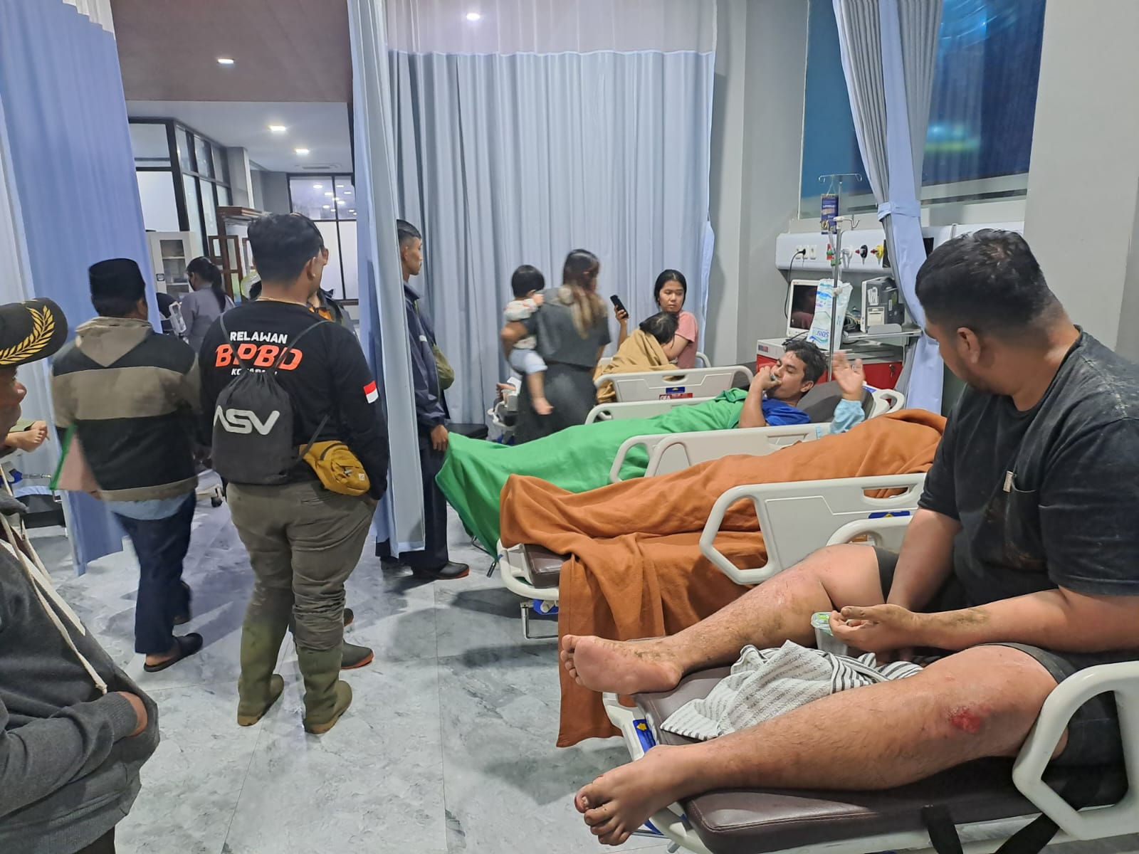 Para korban villa longsor mendapat perawatan di RS Hasta Brata Batu. Dua dari enam penghuni villa adalah balita usia 1,5 dan 3 tahun