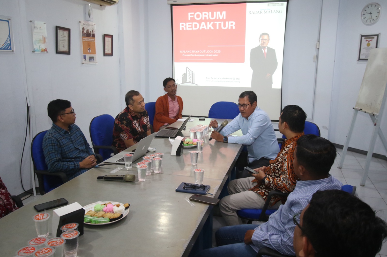 SARAN AKADEMISI: Rektor Universitas Muhammadiyah Malang (UMM) Prof Dr Nazaruddin Malik SE MSi (kanan) mengupas pembangunan infrastruktur yang perlu menjadi prioritas di Malang Raya pada diskusi Forum