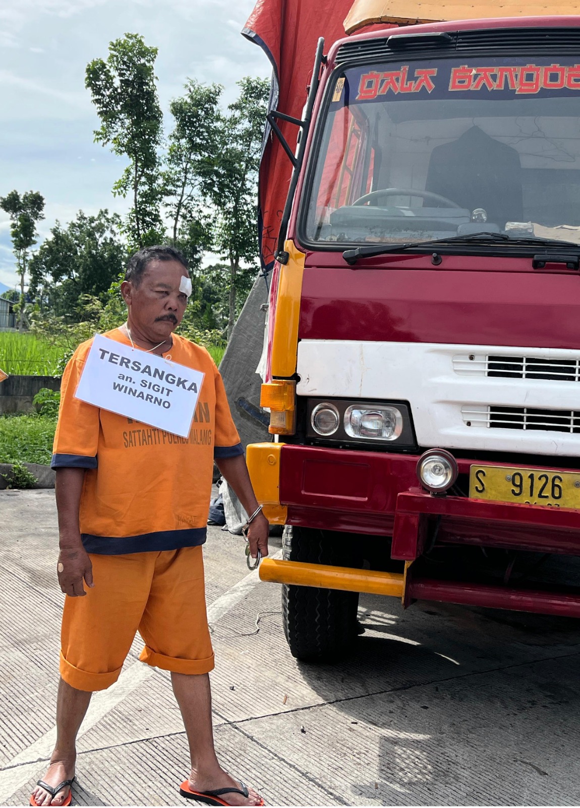 KALI PERTAMA: Sigit Winarno menjalani pra rekonstruksi kasus kecelakaan di KM 77+200 Tol Pandaan-Malang pada 27 Desember lalu. NAHDIATUL AFFANDIAH/RADAR MALANG
