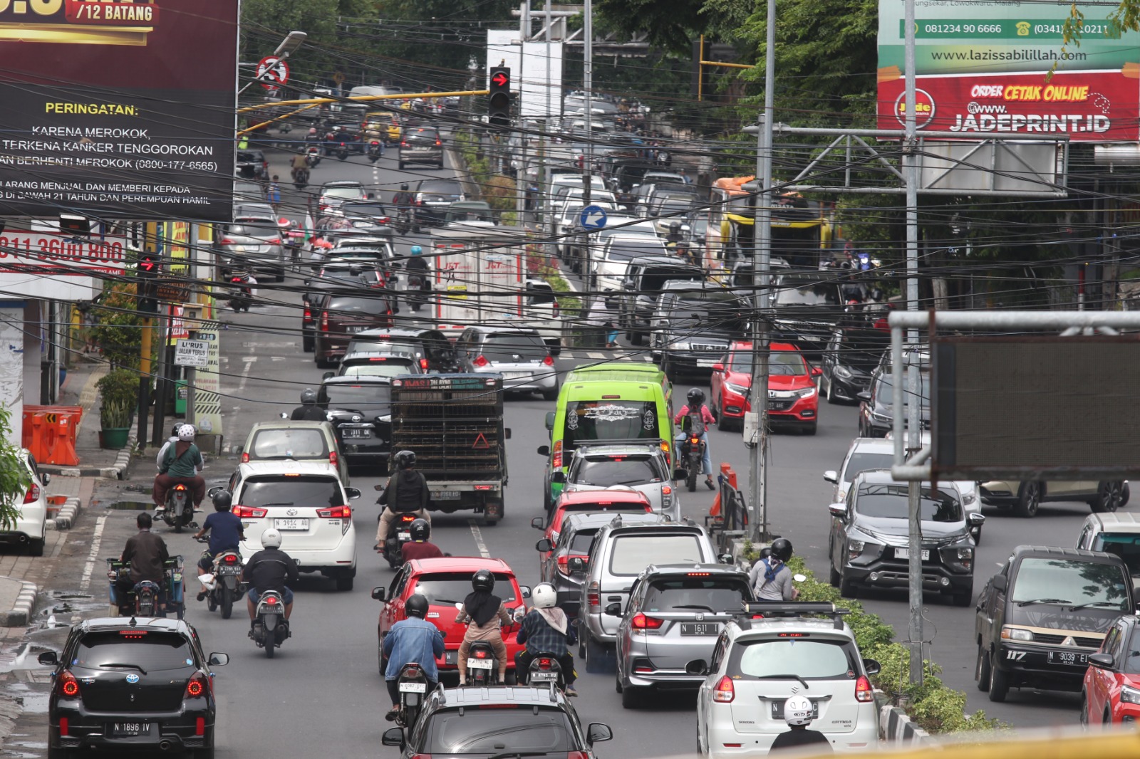 MUSIM LIBURAN: Lalu lintas di Jalan Ahmad Yani, Kota Malang terpantau lebih padat dibanding hari normal kemarin (29/12). SATRIA CAHYONO/RADAR MALANG