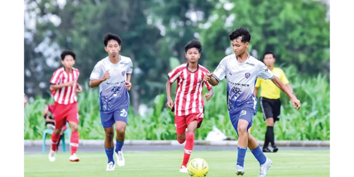 PATUHI SOMASI: Pemain Akademi Arema Ngunut (kanan) bertanding di Piala Soeratin U-15 Jawa Timur, 8 Desember lalu.