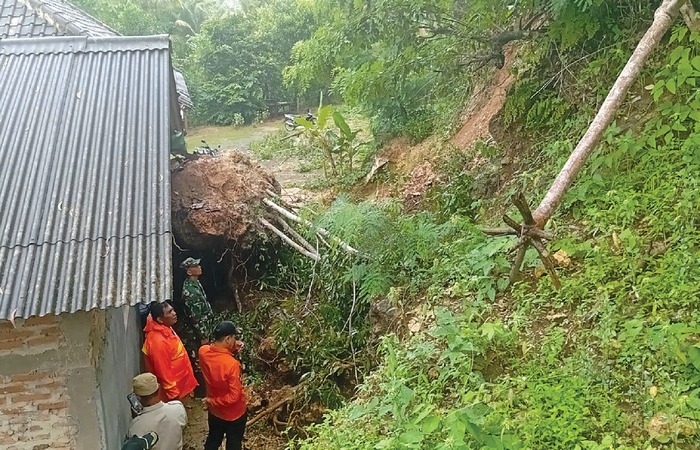BENCANA: Petugas dari BPB Kabupaten Malang mengevakuasi longsoran tebing di Dusun Krajan, Desa Kedungsalam, Kecamatan Donomulyo kemarin (29/12).