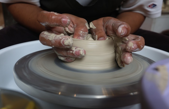 DIGANDRUNGI ANAK MUDA : Salah satu peserta pottery class Matahati Ceramics di di Perumahan Wastu asri, Junrejo, Kota Batu mempraktikkan cara membentuk keramik, Kamis lalu (26/12).