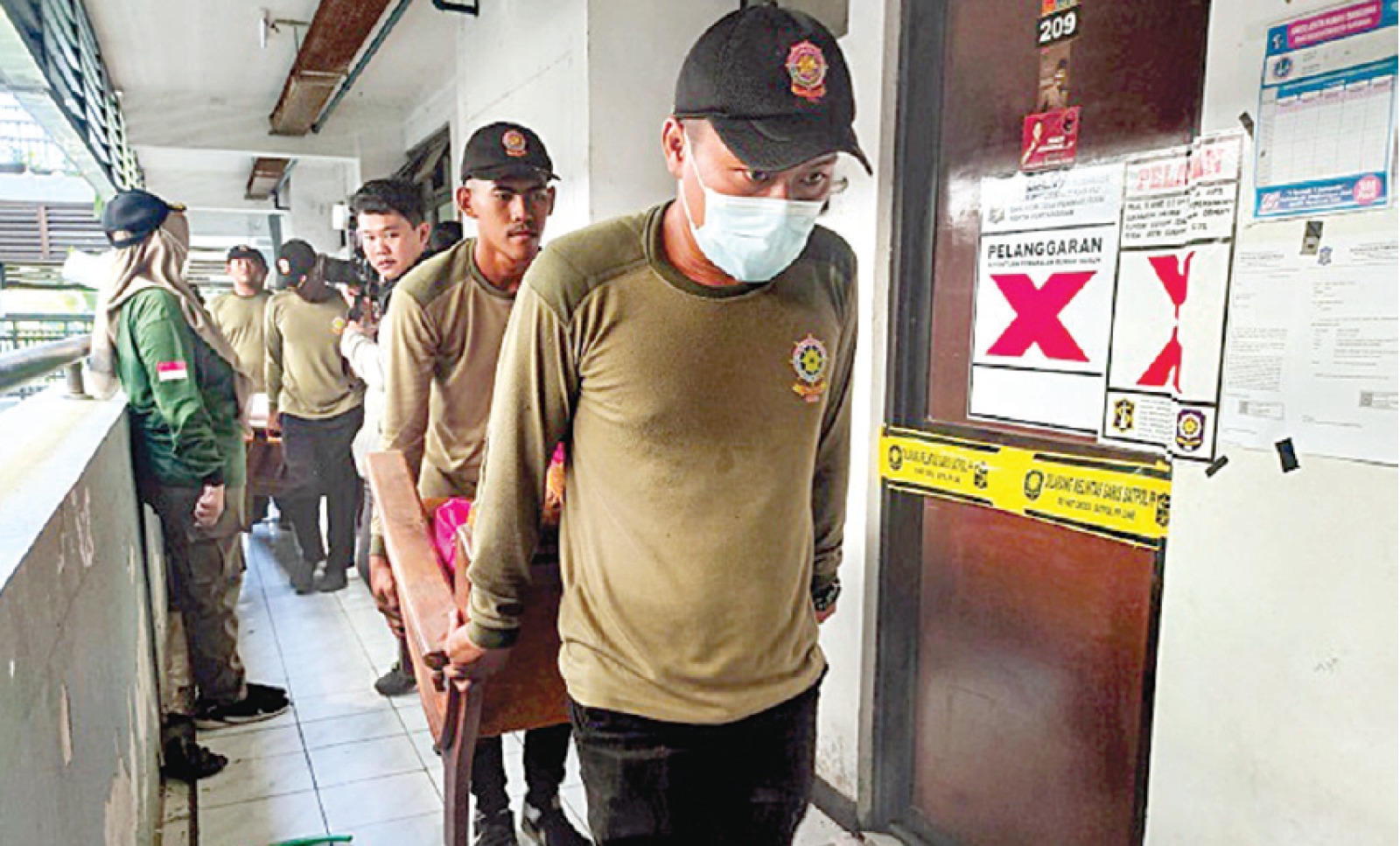 MELEBIHI BATAS TINGGAL: Personel Satpol PP Surabaya mengosongkan salah satu unit rusunawa beberapa waktu lalu.