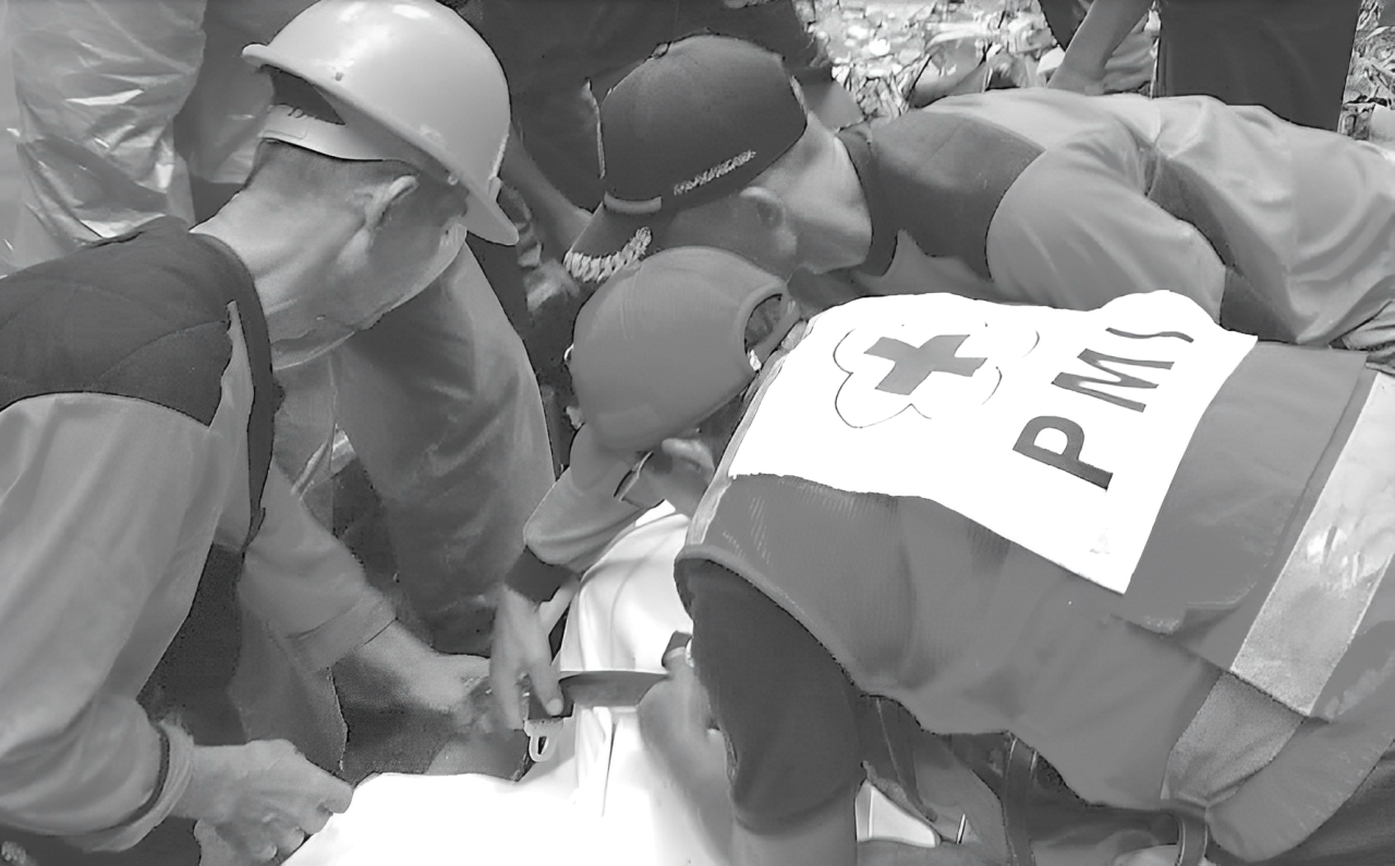 LAKA TUNGGAL: Aparat kepolisian bersama personel PMI Kabupaten Malang mengevakuasi jasad korban di sungai Suwaru, Desa Wringinanom, Kecamatan Poncokusumo.
