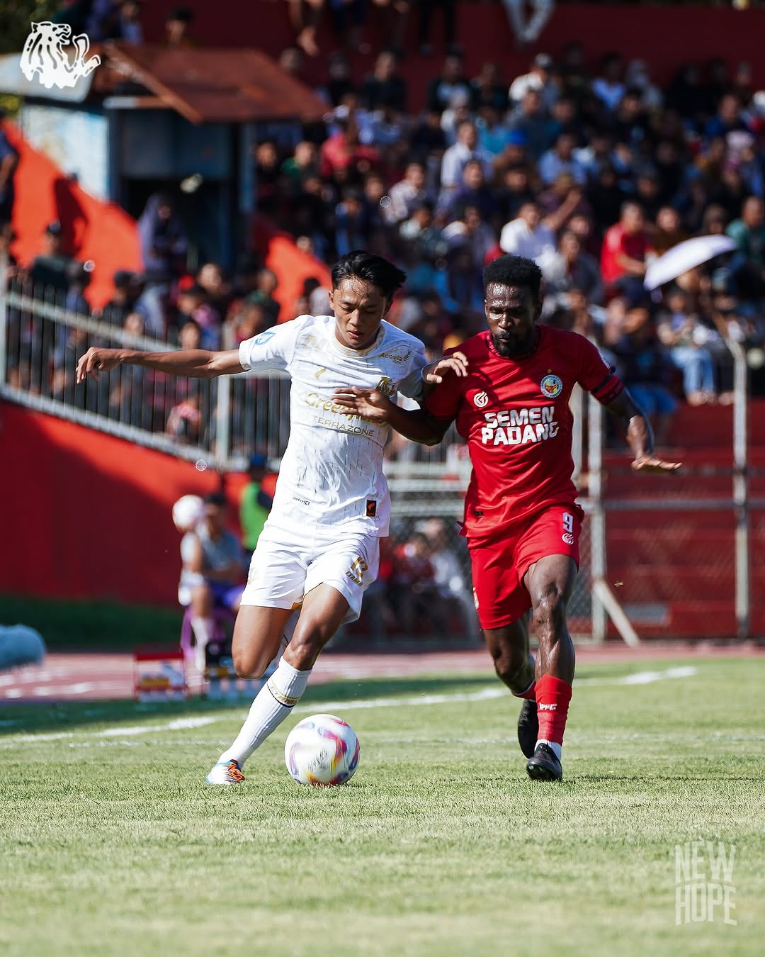 JAGA CHEMISTRY: Achmad Maulana Syarif (kiri) berusaha menerobos  pertahanan Semen Padang dalam laga BRI Liga 1, 27 Desember lalu.