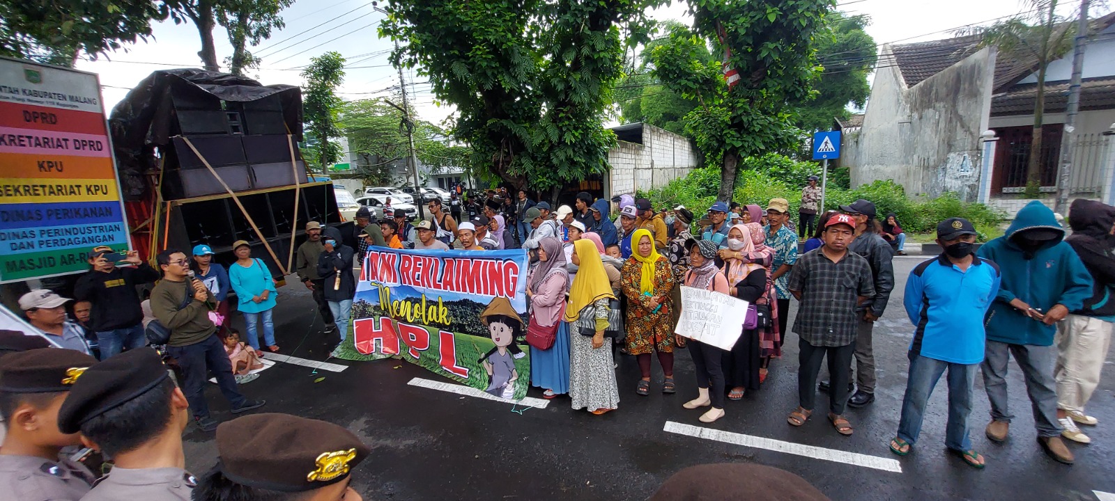 BERJUANG: Para petani penggarap lahan bekas perkebunan PTPN Kalibakar melakukan demo di depan kantor DPRD Kabupaten Malang kemarin siang (30/12).