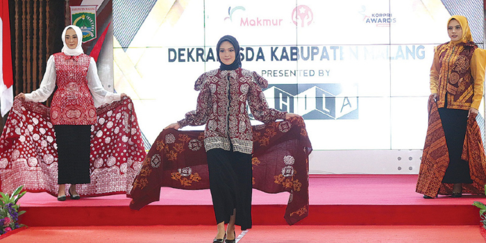 IKN KBUPEN: Pegawai Korpri memperagakan busana bermotif batik garudeya.
