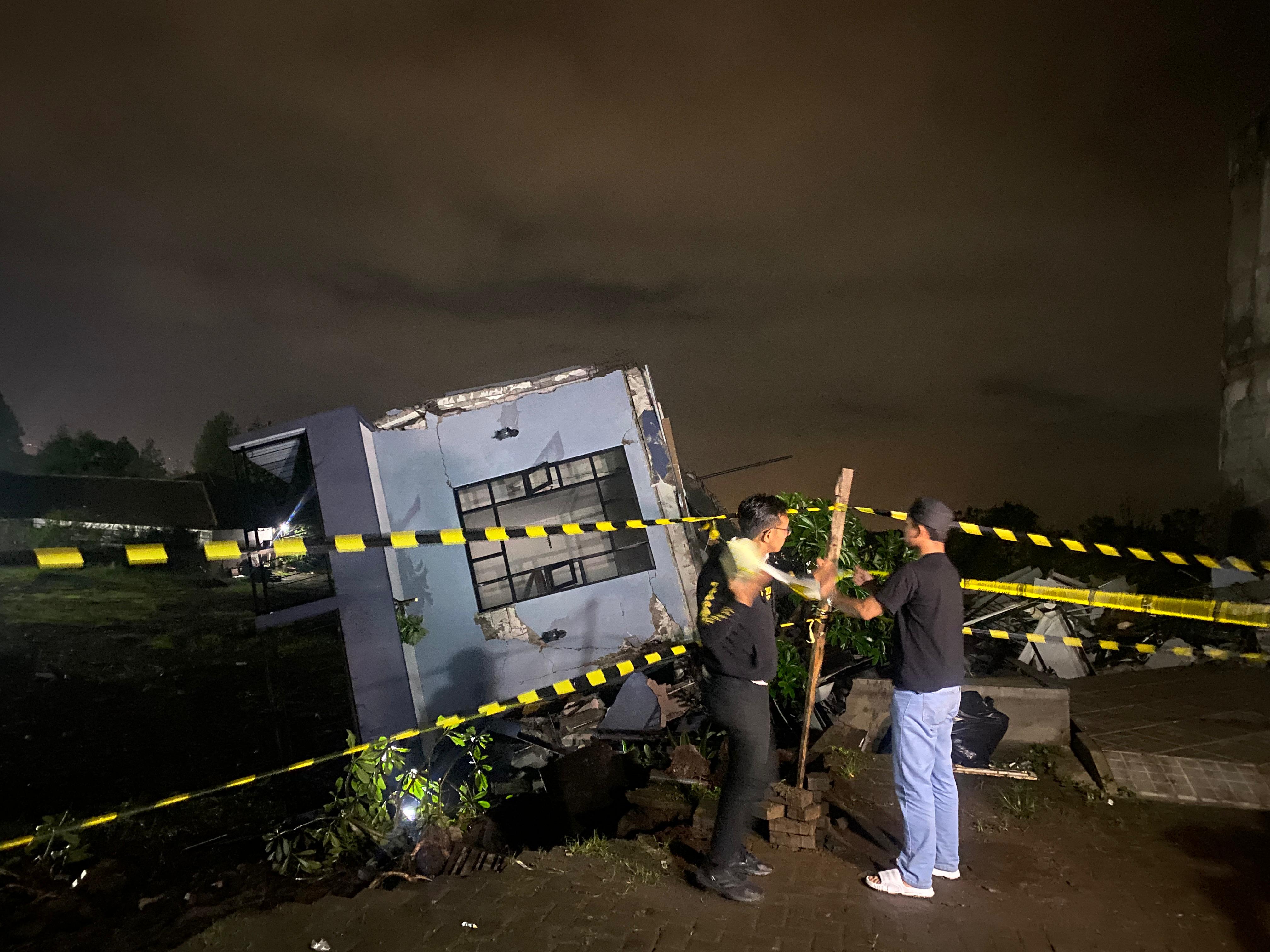 Vila longsor di Kota Batu dan melukai enam wisatawan yang menginap, dua di antaranya balita