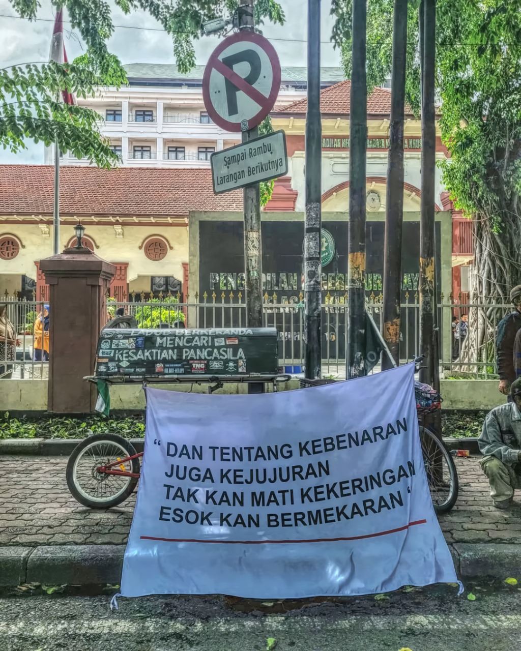 BERJUANG: Aksi simbolis di depan  Pengadilan Negeri Surabaya pada waktu sidang restitusi keluarga korban tragedi Kanjuruhan, 10 desember lalu.